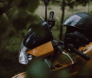 Превью обои мотоцикл, байк, шлем, желтый, черный