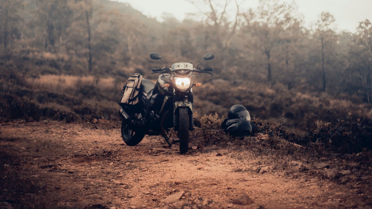 Обои мотоцикл, байк, шлем, черный, природа