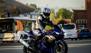 Превью обои мотоцикл, байк, синий, мотоциклист, шлем, дорога