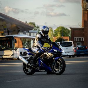 Превью обои мотоцикл, байк, синий, мотоциклист, шлем, дорога