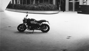 Превью обои мотоцикл, байк, стоянка, черно-белый
