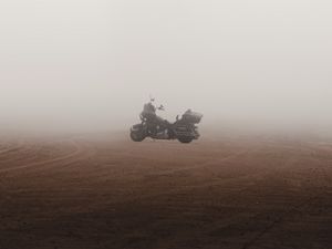 Превью обои мотоцикл, байк, туман, песок