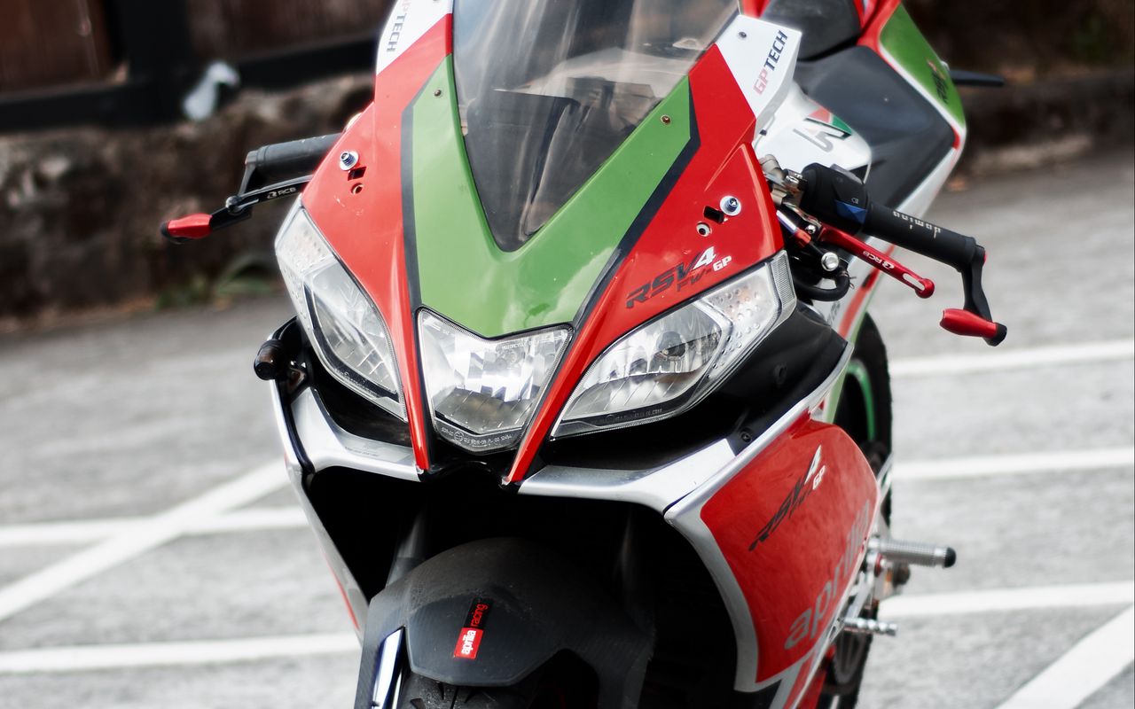 1280x800 Обои мотоцикл, байк, зеленый, красный, стоянка, мото