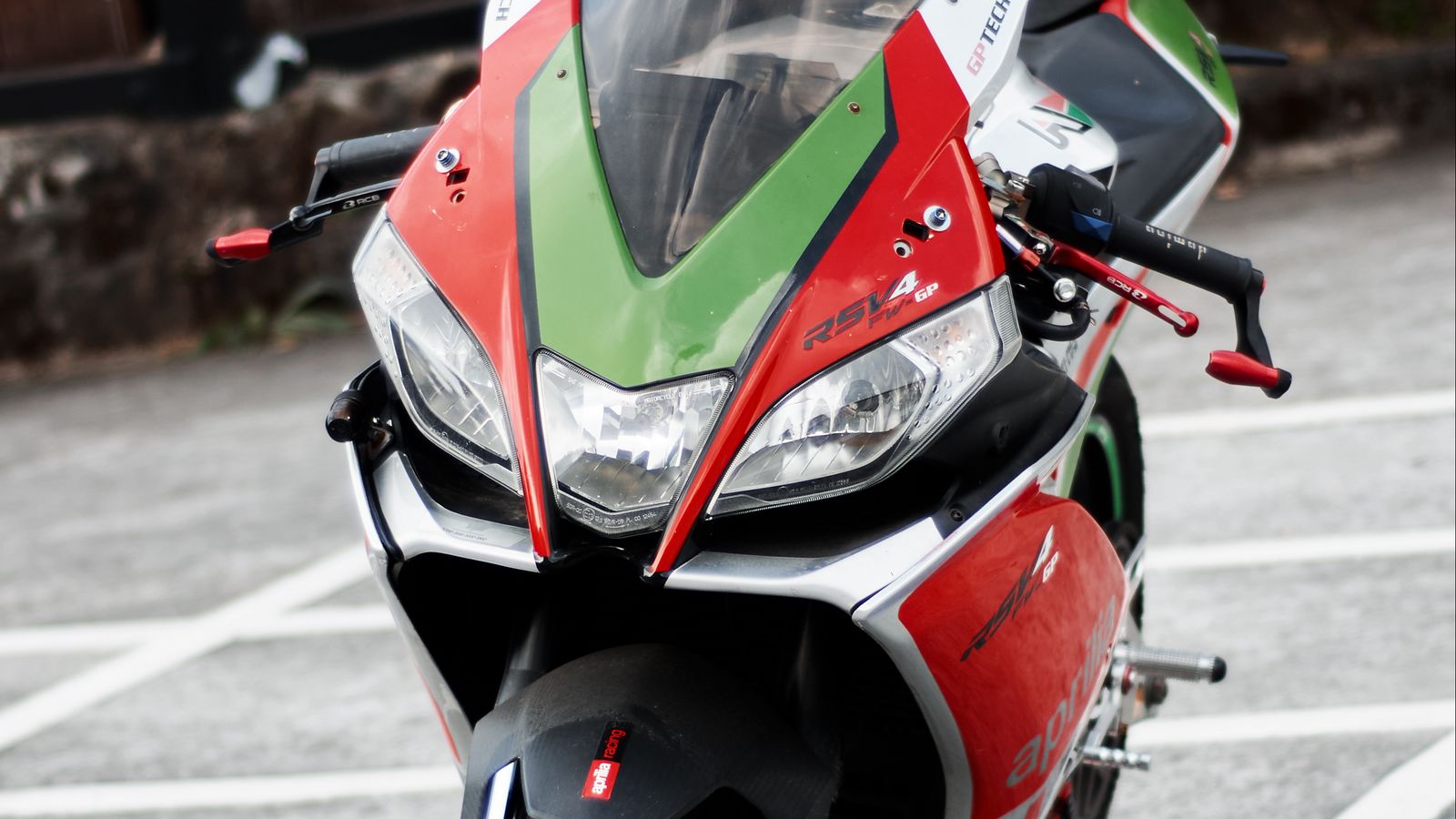 1600x900 Обои мотоцикл, байк, зеленый, красный, стоянка, мото