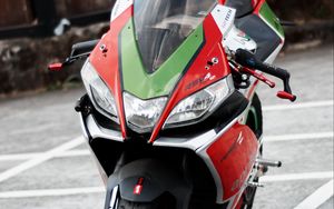 Превью обои мотоцикл, байк, зеленый, красный, стоянка, мото