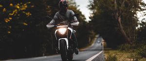 Превью обои мотоцикл, белый, мотоциклист, дорога, деревья