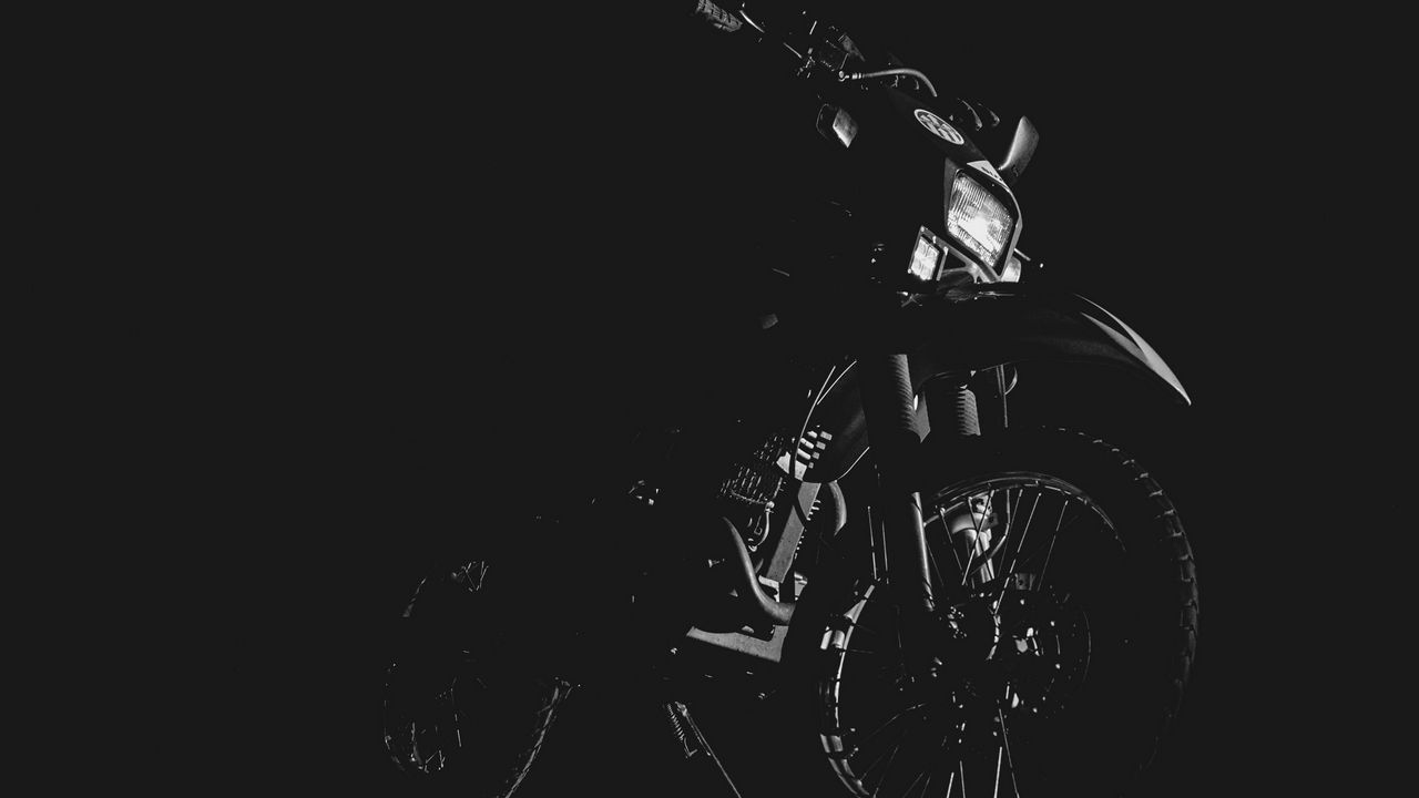 Обои мотоцикл, чб, колесо, руль, темнота