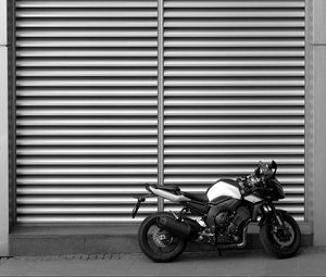 Превью обои мотоцикл, чб, стена, улица