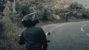 Превью обои мотоцикл, черный, мотоциклист, шлем, дорога