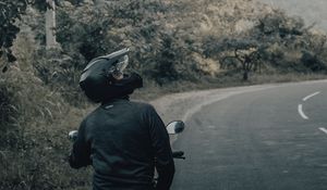 Превью обои мотоцикл, черный, мотоциклист, шлем, дорога