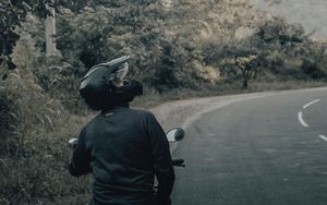 Превью обои мотоцикл, черный, мотоциклист, шлем, дорога