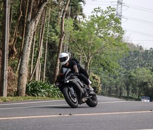 Превью обои мотоцикл, черный, мотоциклист, скорость, дорога, деревья