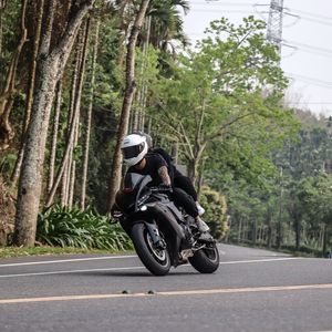Превью обои мотоцикл, черный, мотоциклист, скорость, дорога, деревья