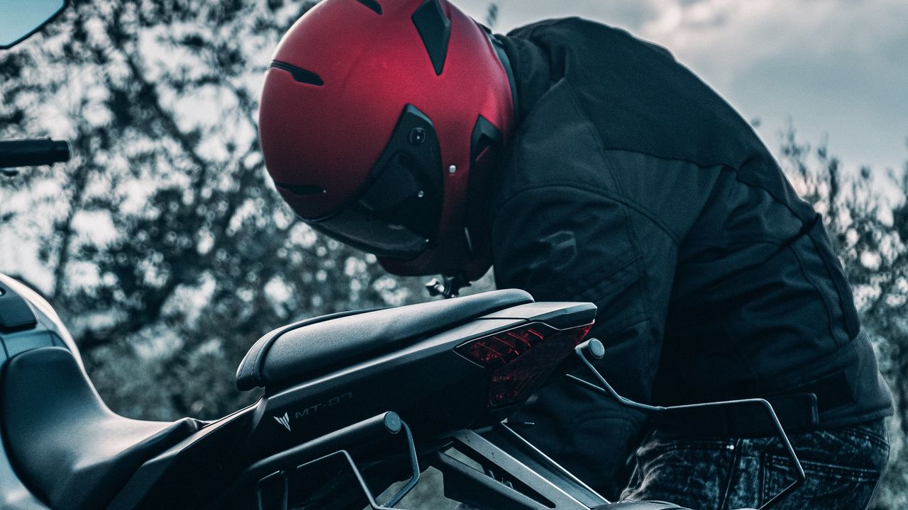 Обои мотоцикл, черный, мотоциклист, шлем