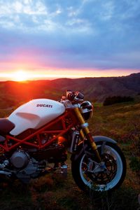 Превью обои мотоцикл, ducati, солнечный свет, закат