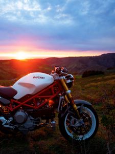 Превью обои мотоцикл, ducati, солнечный свет, закат