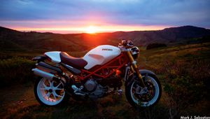 Превью обои мотоцикл, ducati, солнечный свет, закат