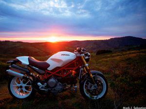 Превью обои мотоцикл, ducati, солнечный свет, закат