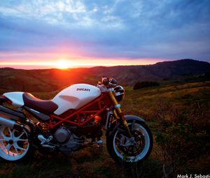 Превью обои мотоцикл, ducati, солнечный свет, закат