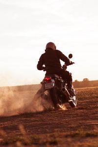 Превью обои мотоцикл, мотоциклист, байк, шлем, пыль, пустыня