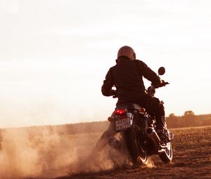 Превью обои мотоцикл, мотоциклист, байк, шлем, пыль, пустыня