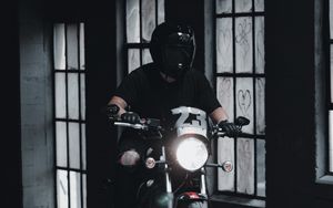 Превью обои мотоцикл, мотоциклист, байк, шлем, фара