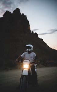 Превью обои мотоцикл, мотоциклист, байк, фара, свечение