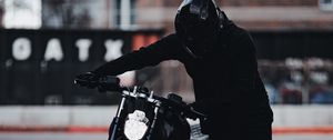 Превью обои мотоцикл, мотоциклист, байк, шлем, черный