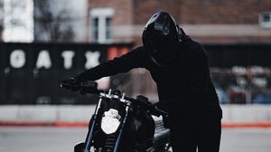 Превью обои мотоцикл, мотоциклист, байк, шлем, черный