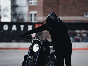 Превью обои мотоцикл, мотоциклист, байк, шлем, черный