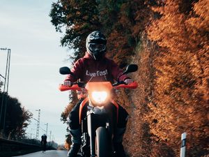 Превью обои мотоцикл, мотоциклист, байк, дорога, вид спереди