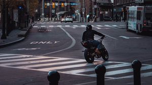 Превью обои мотоцикл, мотоциклист, черный, дорога, город, светофоры