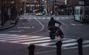 Превью обои мотоцикл, мотоциклист, черный, дорога, город, светофоры