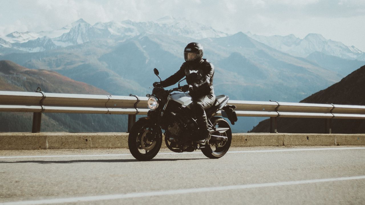 Обои мотоцикл, мотоциклист, дорога, горы