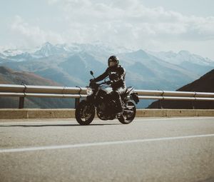 Превью обои мотоцикл, мотоциклист, дорога, горы