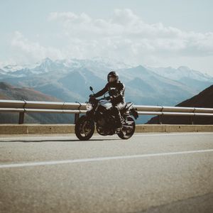 Превью обои мотоцикл, мотоциклист, дорога, горы