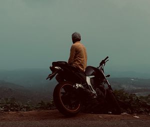 Превью обои мотоцикл, мотоциклист, дорога, туман