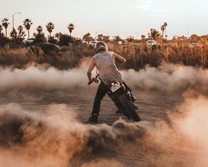 Превью обои мотоцикл, мотоциклист, дрифт, пыль