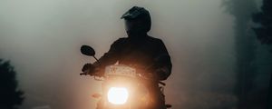 Превью обои мотоцикл, мотоциклист, фара, свет, туман