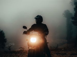 Превью обои мотоцикл, мотоциклист, фара, свет, туман