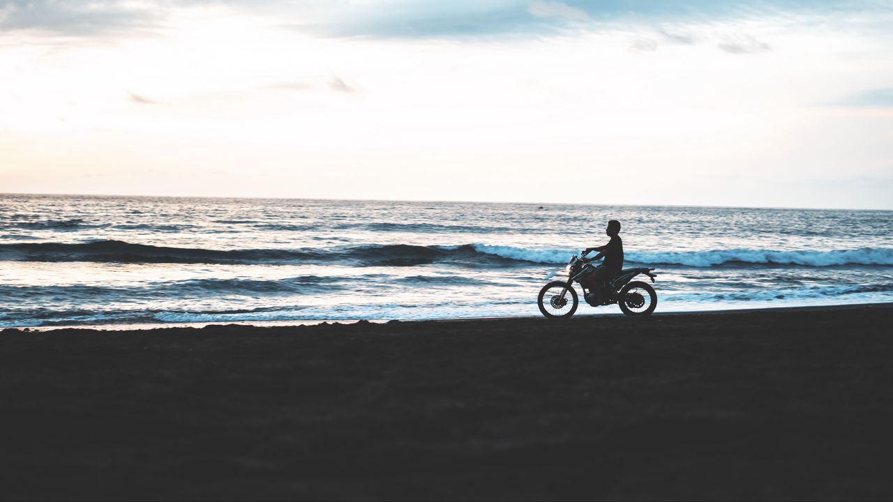 Обои мотоцикл, мотоциклист, пляж, темный, силуэт