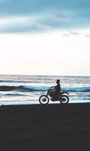 Превью обои мотоцикл, мотоциклист, пляж, темный, силуэт
