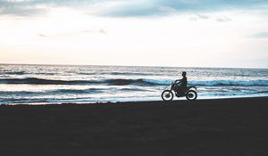 Превью обои мотоцикл, мотоциклист, пляж, темный, силуэт