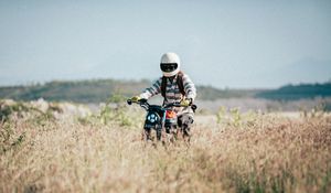 Превью обои мотоцикл, мотоциклист, поле, трава