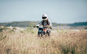 Превью обои мотоцикл, мотоциклист, поле, трава
