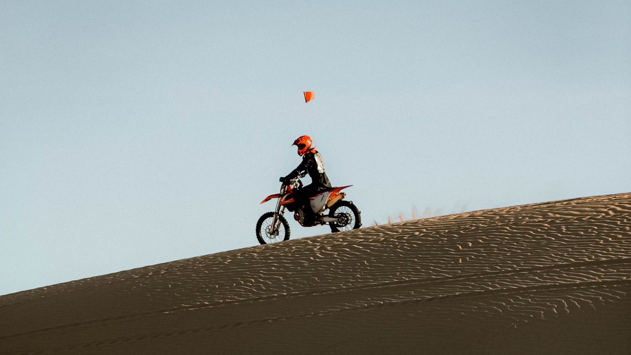 Обои мотоцикл, мотоциклист, ралли, песок, пустыня