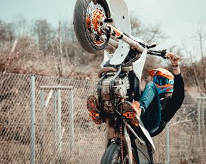 Превью обои мотоцикл, мотоциклист, шлем, трюк