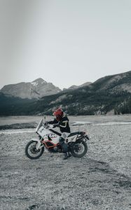 Превью обои мотоцикл, мотоциклист, шлем, байк, вид сбоку, горы