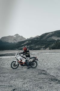 Превью обои мотоцикл, мотоциклист, шлем, байк, вид сбоку, горы
