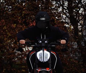 Превью обои мотоцикл, мотоциклист, шлем, байк, черный